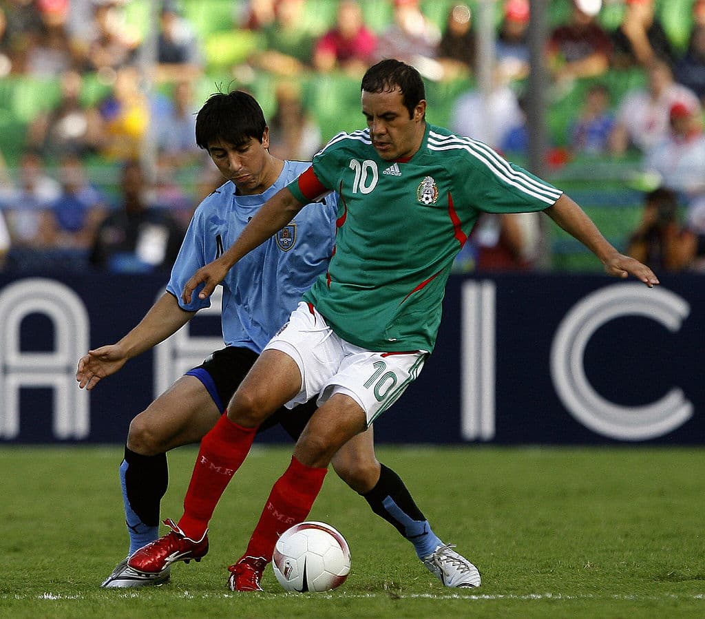 Fue un duelo aguerrido en el que México ganó 3-1. Blanco abrió el marcador vía penal a los 38 minutos de juego. Luego, Omar Bravo amplió el marcador a los 67.
<br>Finalmente, Guardado cerró la cuenta a los 75.
<br>El único tanto de los charrúas fue de Sebastián Abreu a los 22, además Diego Lugano fue expulsado a los 36.
