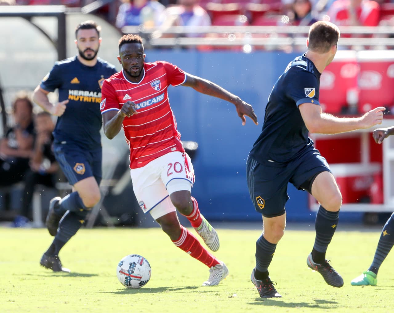 Roland Lamag marcó un doblete en la golada de FC Dallas por 5-1 ante LA Galaxy. El equipo texano, sin embargo, se quedó fuera de la postemporada. (USA Today Images)