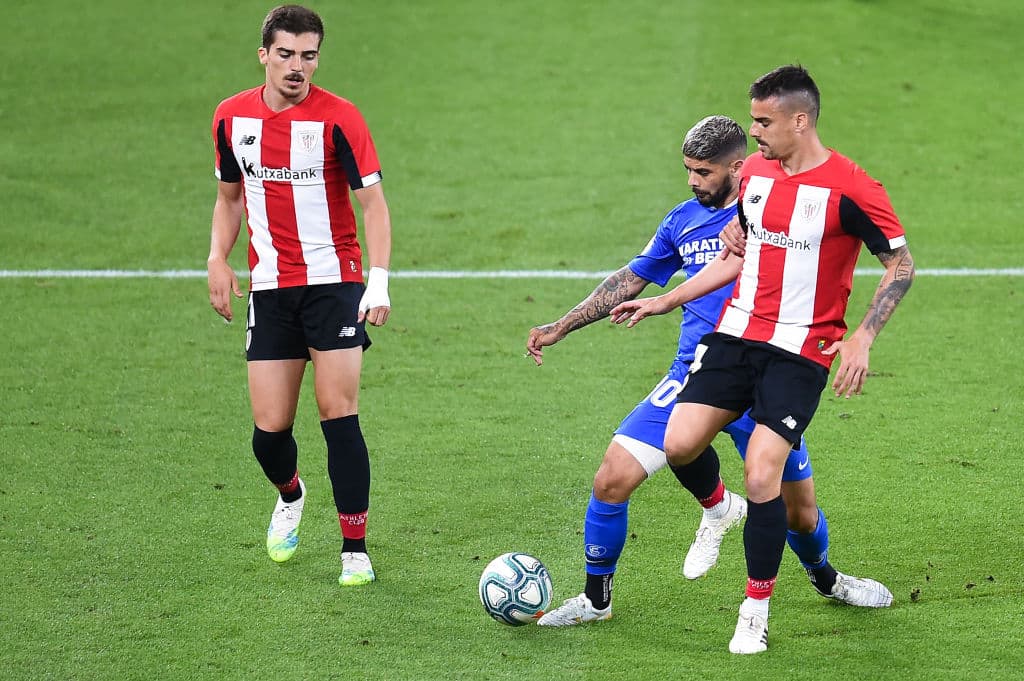 El duelo en el medio campo es cada vez más fuerte por lo que Ever Banega debe presionar con más fuerza en la mitad de la cancha.
