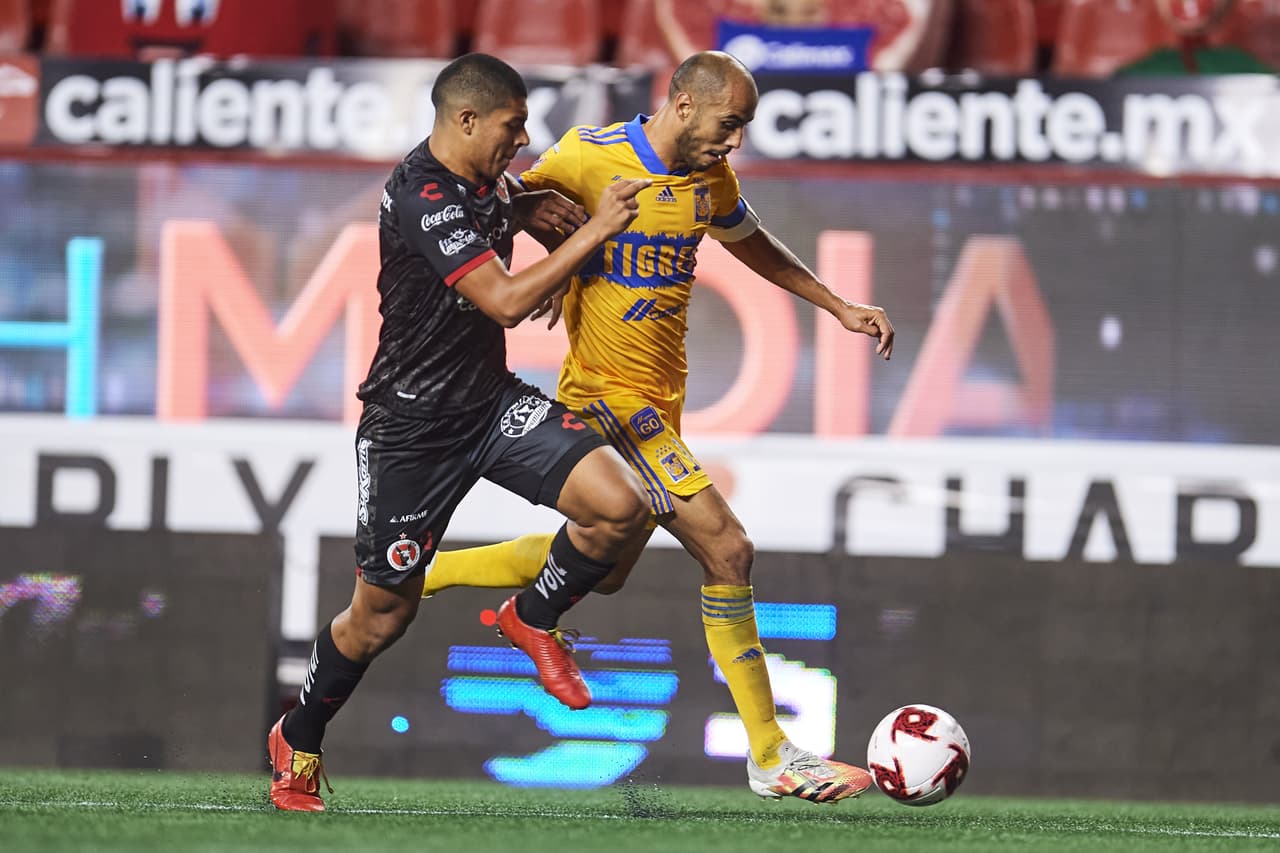 El partido se empieza a jugar en el medio campo y Guido Pizarro comienza a ganar la pela.