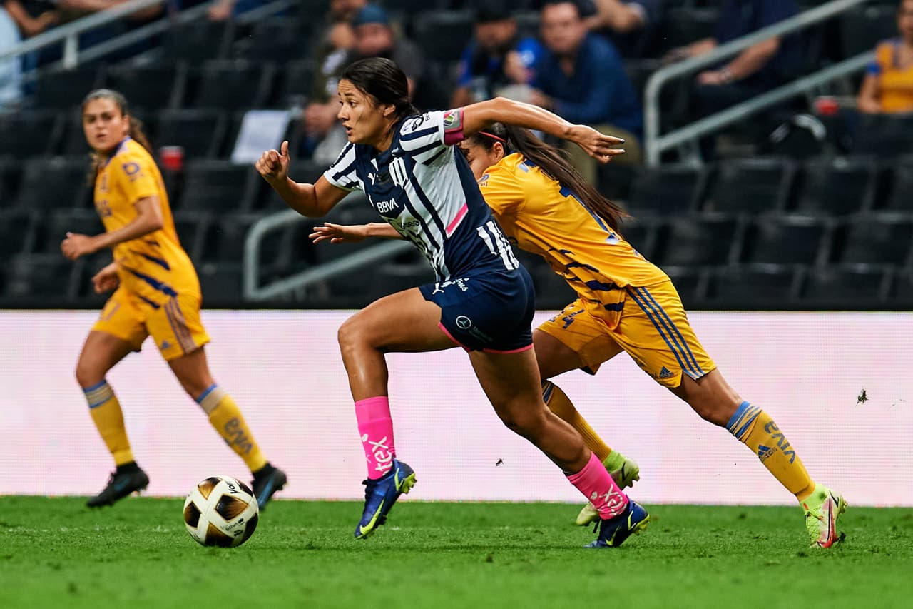 Cuando agonizaba el primer tiempo, otro error en la zaga de Tigres provocó que Lizette Rodríguez de Rayadas anotara el 2-1.