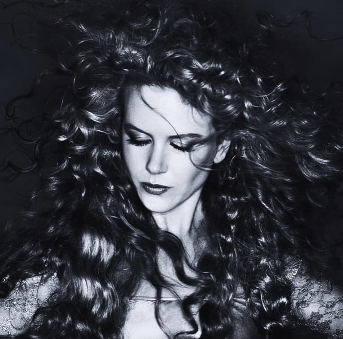 La serie se basa en la novela de 2018, misma que lleva en mismo título de la película.
<br>