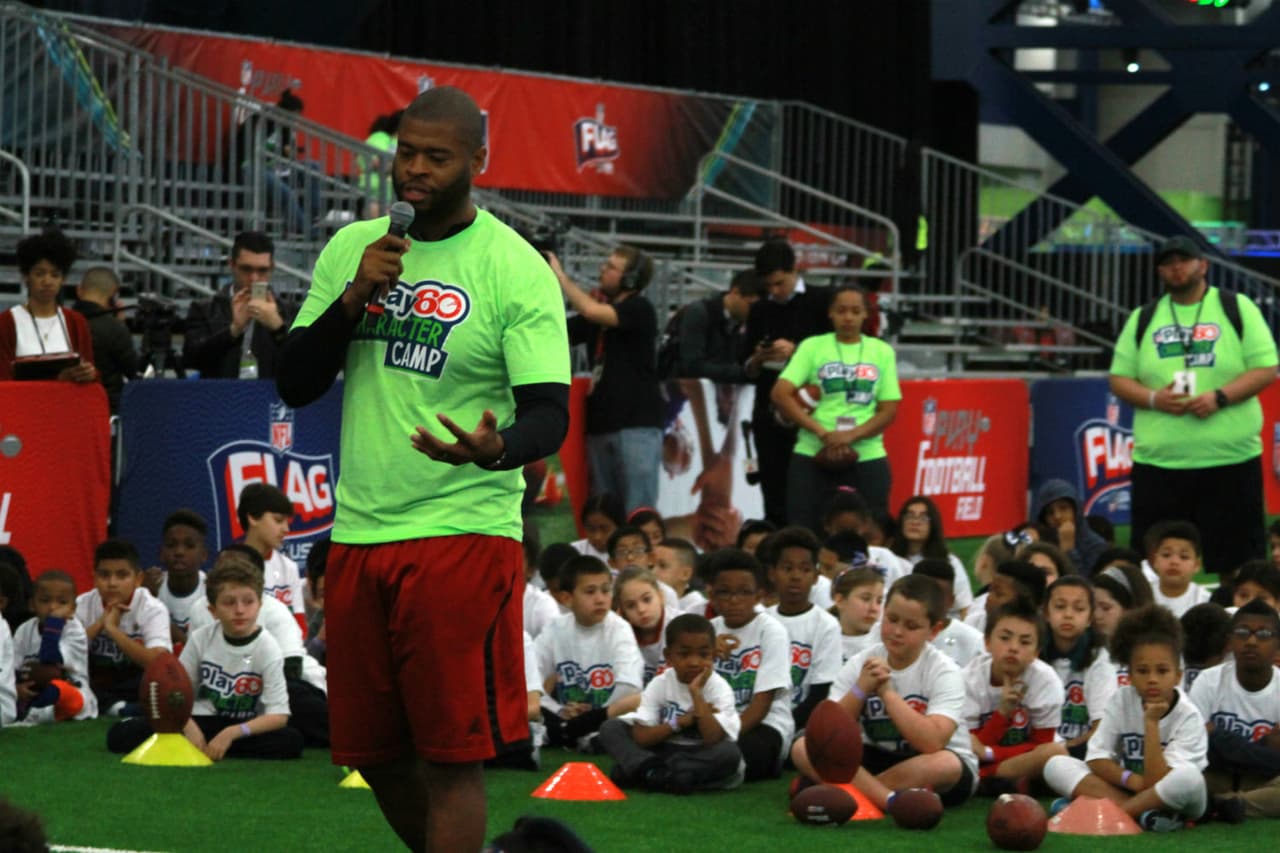 Anthony Muñoz, miembro del Salón de la Fama desde 1998, compartió su experiencia con niños y jóvenes de Houston en el lunes previo al Super Bowl LI.