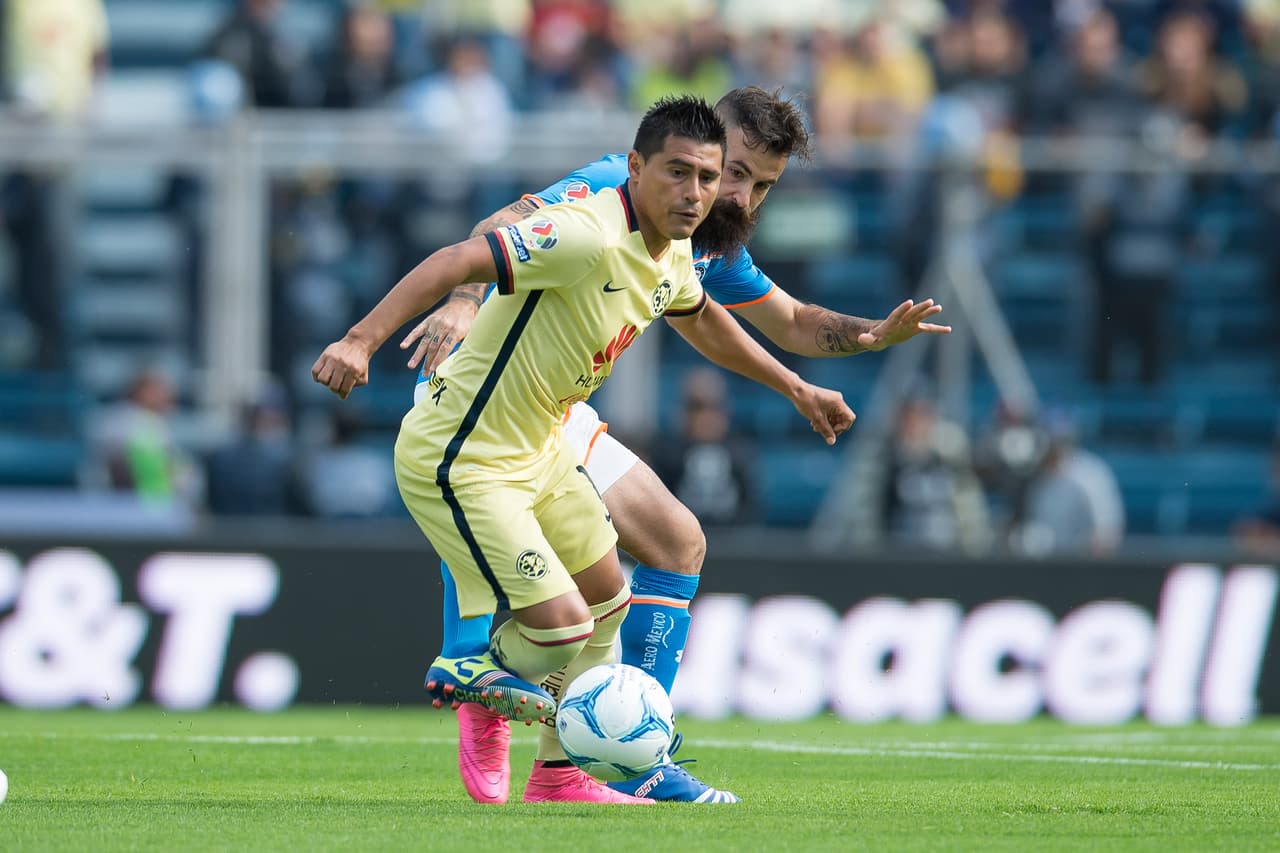 Inició ese partido con su número ocho en la espalda. El duelo era parejo y se mantenía sin goles.