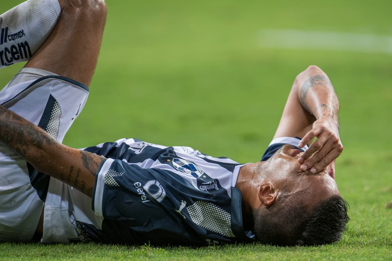 El partido se jugó con fuerza aunque fueron pocas las jugadas malintencionadas. Sólo se requirieron par de tarjetas amarillas durante el juego.