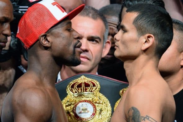 El cara a cara no fue largo, Mayweather fue más intimidante.