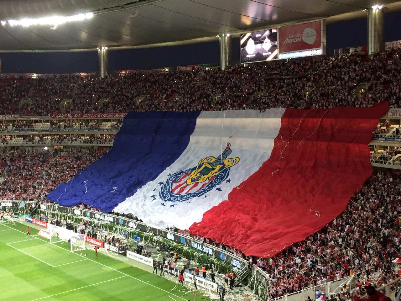 La afición local montó un buen espectáculo con esta bandera gigante en la tribuna.