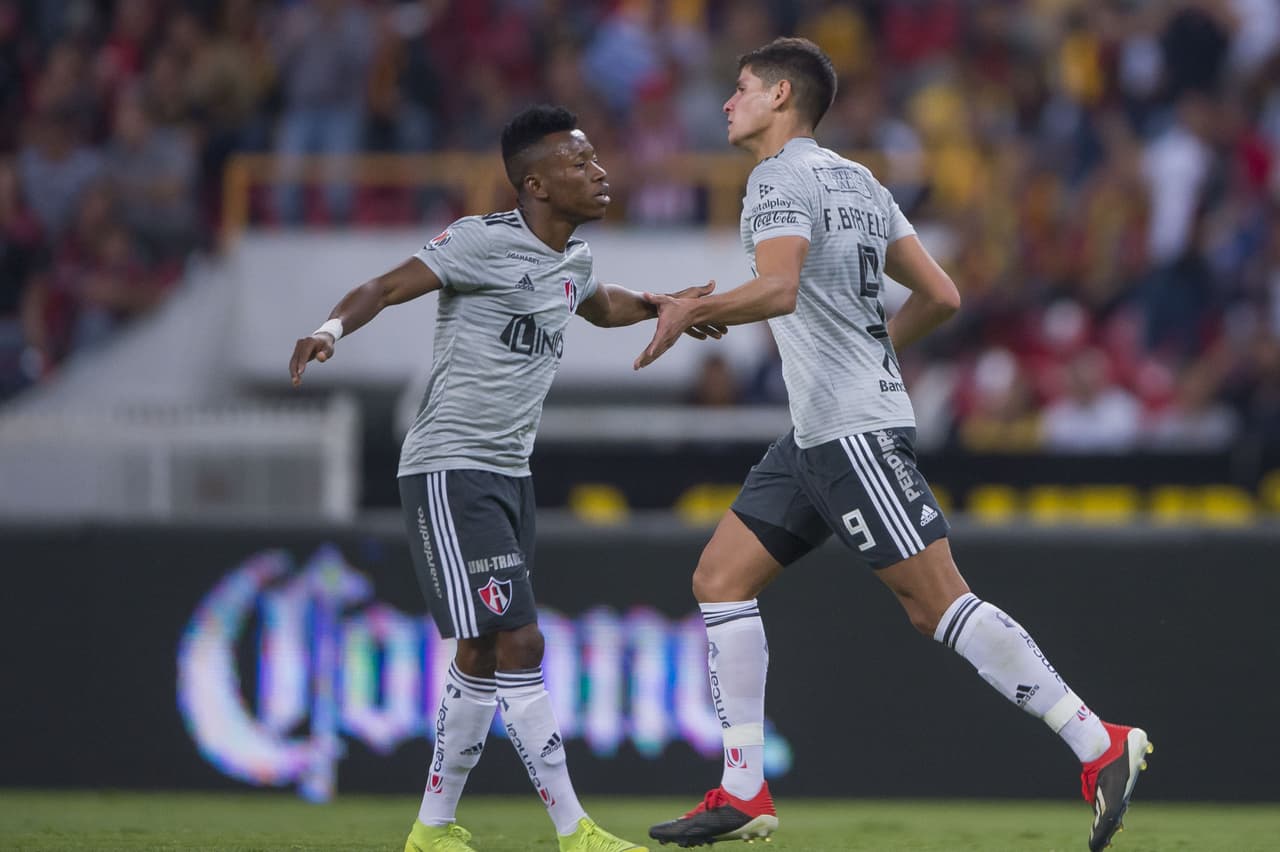 El uruguayo Facundo Barceló se encargó de firmar el empate 2-2 con un seco testarazo en el área chica para darle ánimo a los suyos e irse al descanso con el juego igualado.