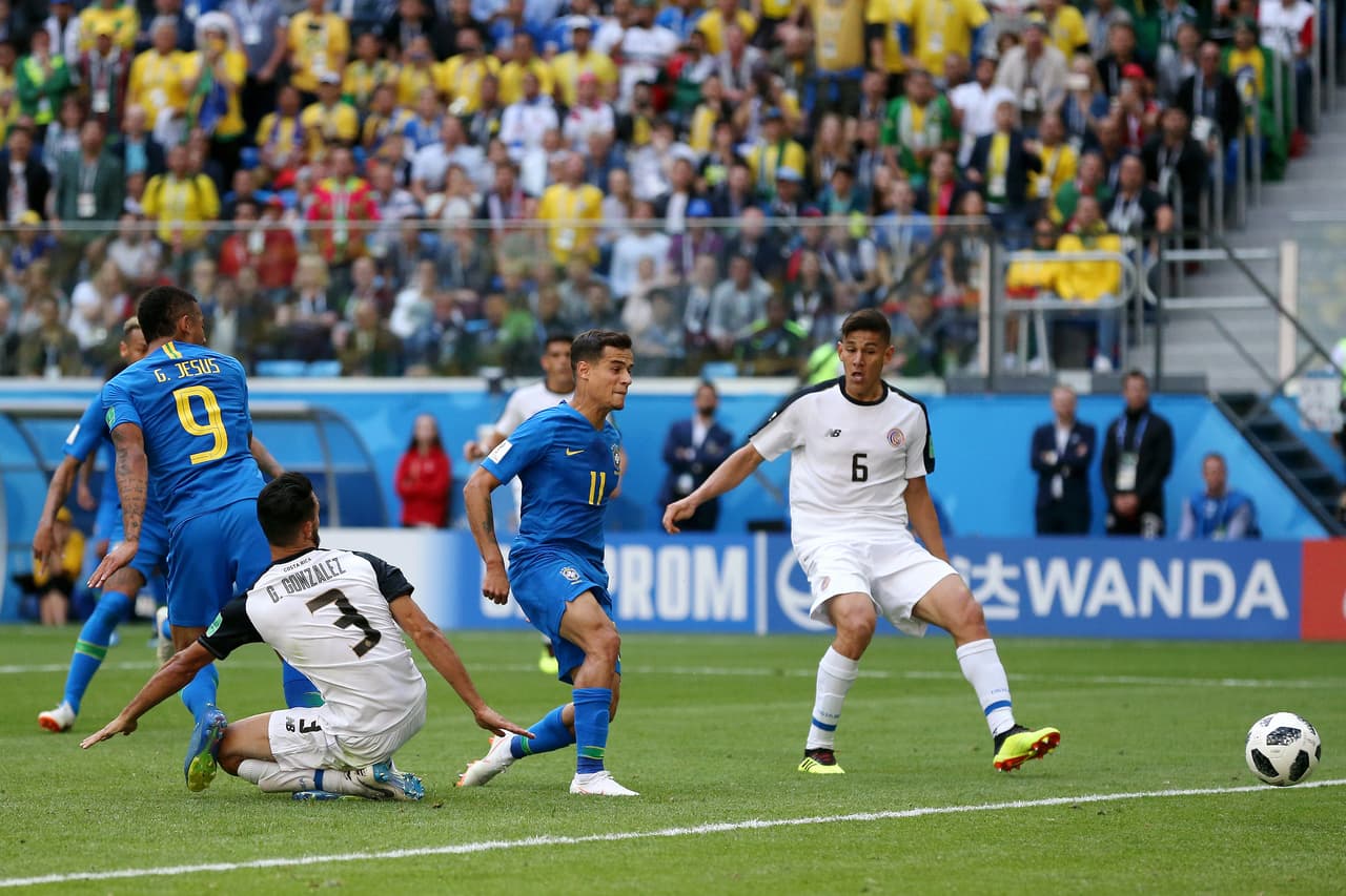 En el tiempo extra, Philippe Coutinho punteó el balón y puso el 1-0 para Brasil.