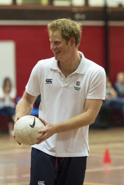 El príncipe Harry aprovechó su visita en Suffolk para ejercitarse un poco en compañía de unos niños y un balón de futbol.Mira aquí los videos más chismosos.