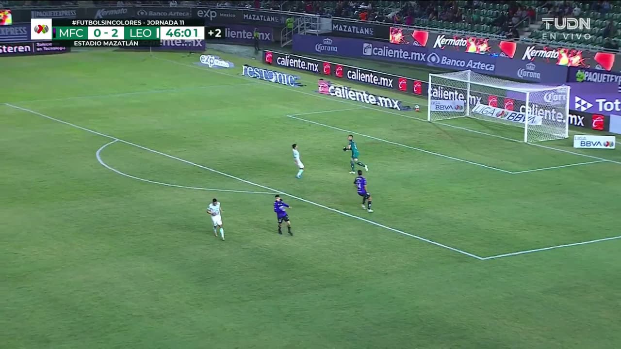 ¡TIRO ATAJADO! disparo por Nicolás Benedetti.