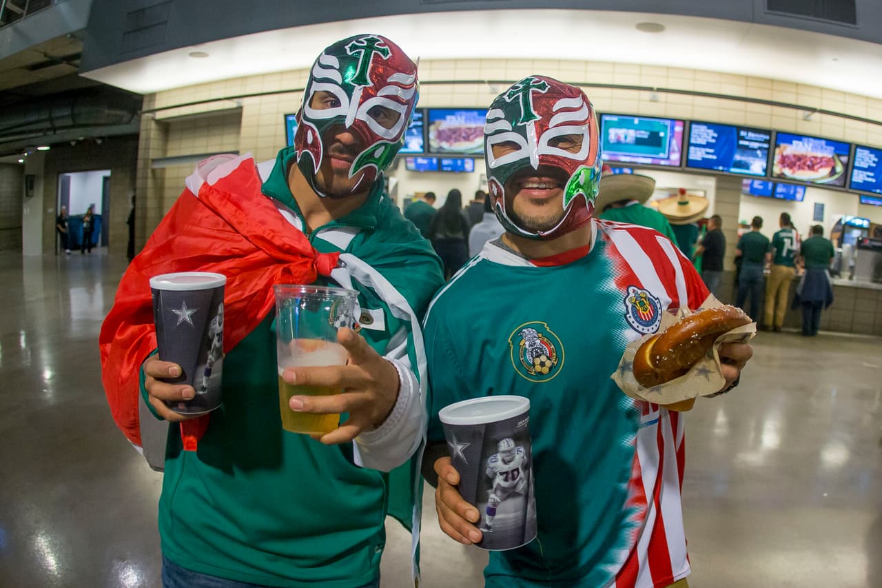 La afición mexicana, a pesar del mal clima en Dallas, se acercó al AT&T Stadium con su belelza y colorido para apoyar al Tri en el segundo partido de la Fecha FIFA, después de ganarle a Islandia en Santa Clara la semana pasada.
