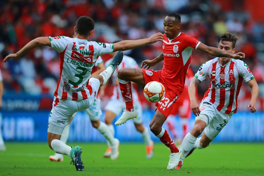Más adelante, el delantero colombiano Luis Quiñones (centro) puso en ventaja al Toluca con el 2-1 provisional al minuto 60.