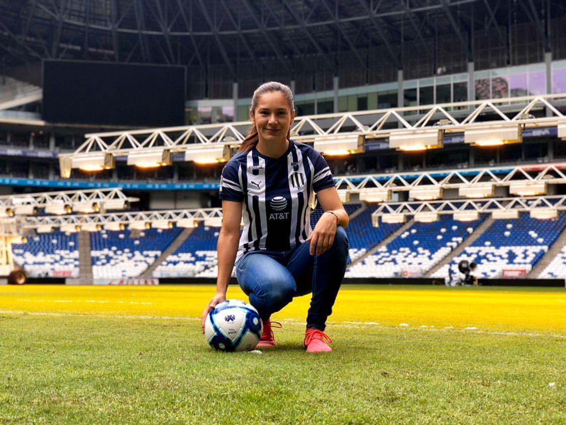 Mónica Desirée Monsivais, nacida en Durango, juega para las Rayadas de Monterrey como delantera.