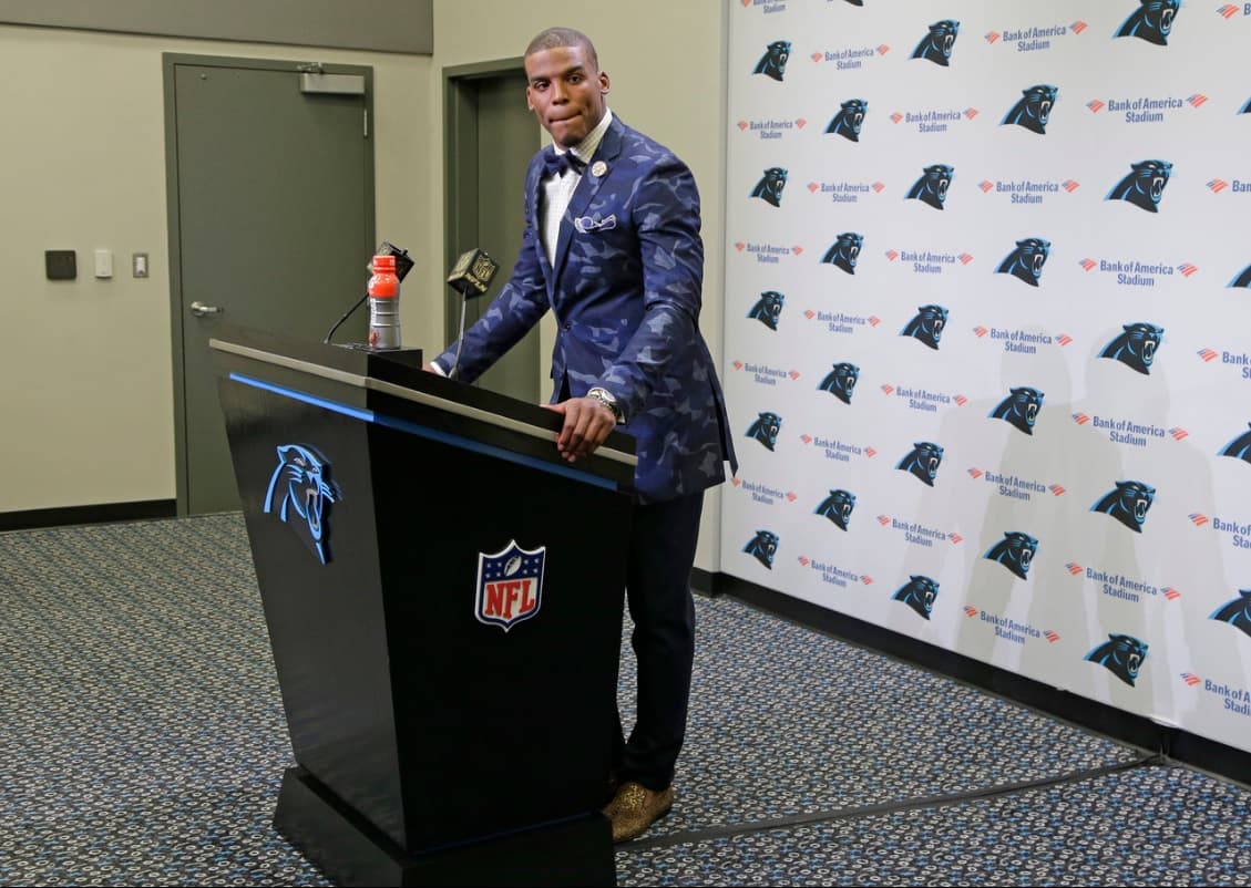 Para las conferencias de prensa tras los partidos, a Cam le gusta marcar tendencia. (AP Photo/Chuck Burton)