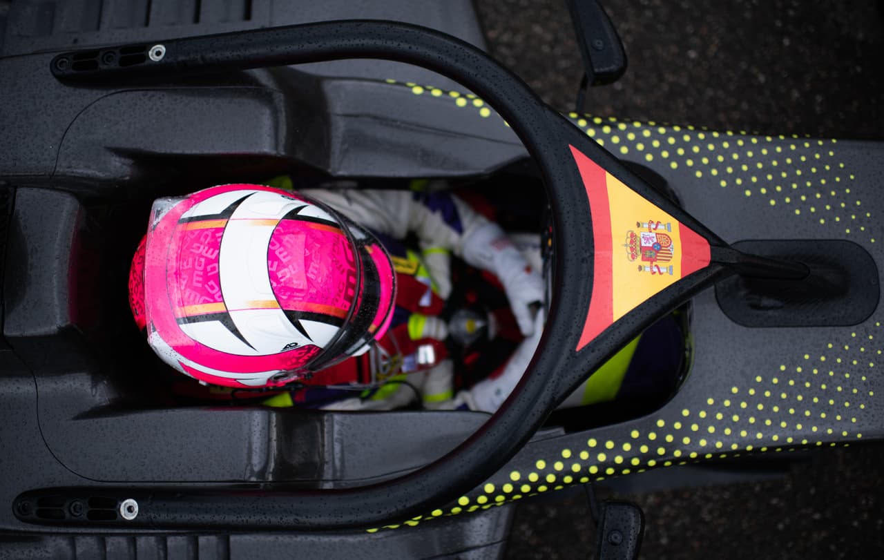 A partir de este viernes la polémica W Series, fórmula exclusiva para mujeres, dio inicio con las pruebas libres en Hockenheim, Alemania, donde el día domingo se correrá la primera válida del calendario. Las pilotos y sus equipos ya comenzaron a vivir esta novedosa experiencia que espera dar mucho de qué hablar.