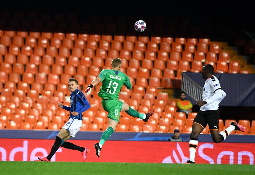 Salida oportun de Jasper Cillessen en un pase a profundidad del 'Papu' Gómez buscando a Ilicic, evita la caída de su marco.
