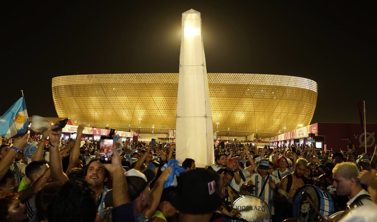 Argentinos arman fiesta con el Obelisco de Buenos Aires en Qatar 2022