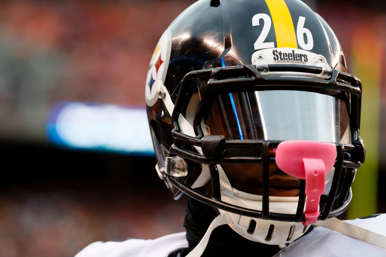 Pittsburgh Steelers running back Le'Veon Bell (26) on the sideline against the Cleveland Browns during an NFL football game at First Energy Stadium in Cleveland, Ohio, Sunday, Nov. 20, 2016. (Rick Osentoski via AP Images)