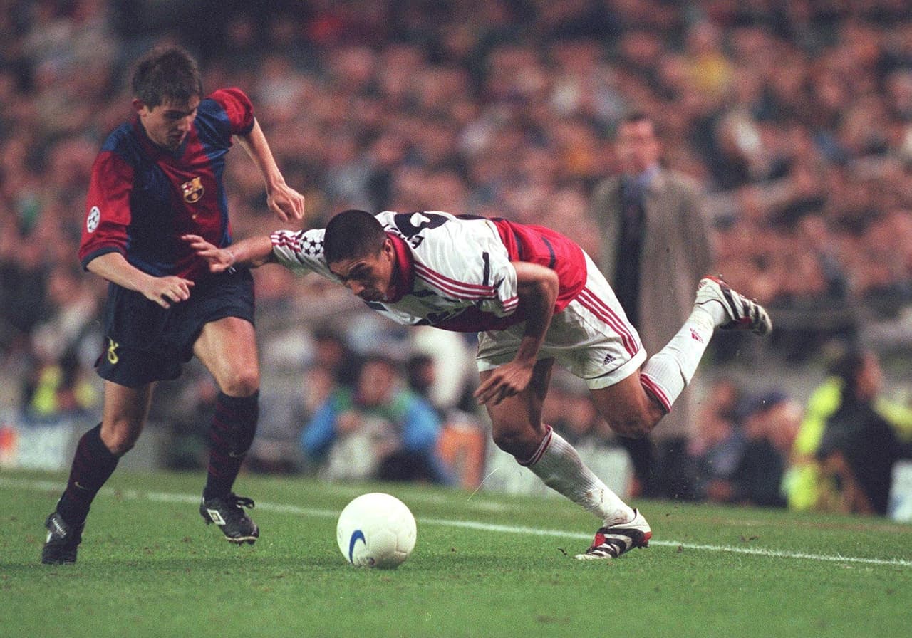 A la izquierda aparece el mediocampista de contención Albert Celades, quien formó parte del FC Barcelona.