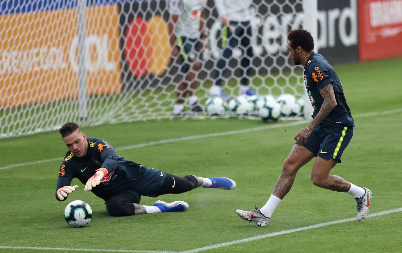 El arquero Ederson (izquierda) fue puesto a prueba por Neymar (derecha) en el entrenamiento.