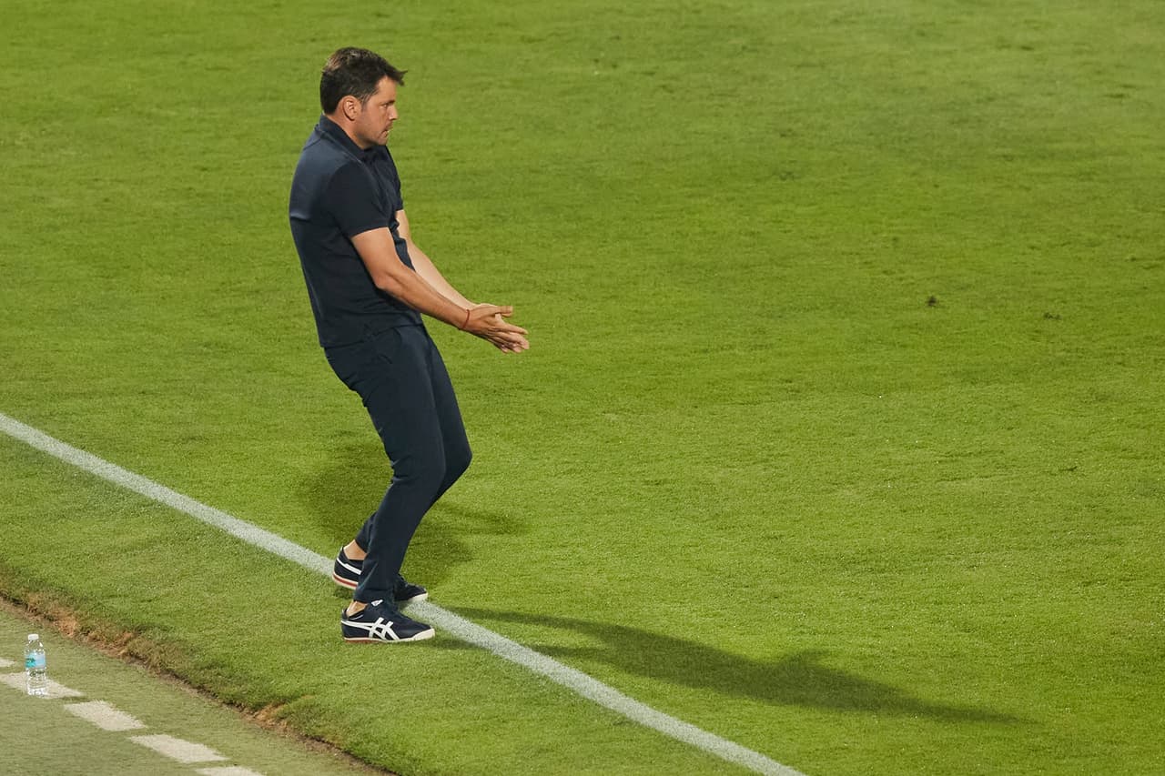 Larcamón: “Es incómodo que estemos en esta circunstancia”