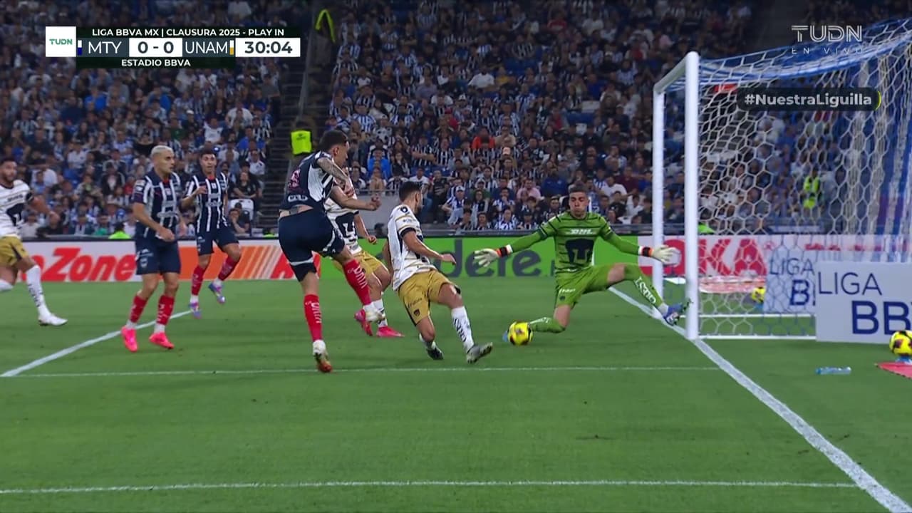 ¡Brutal atajada de Padilla! Con la pierna evita el primer gol de Rayados