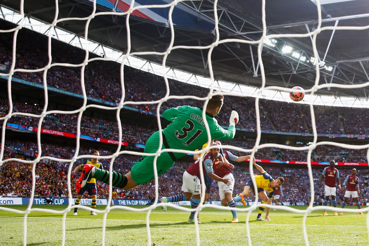 Los Gunners destrozaron al Aston Villa para alzar la Copa de Inglaterra.