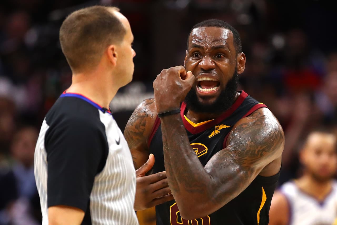<b>Puesto 5. LeBron James (baloncesto)</b>
<br>
<br>Ganancias totales: 96.5 millones de dólares.
<br>
<br>Ganancias en el deporte: 31.5 millones de dólares.
<br>
<br>Ganancias en patrocinios: 65 millones de dólares.
<br>
<br>El total de ganancias de James es un récord para cualquier jugador de la NBA. La estrella de los Lakers tiene un nuevo acuerdo de patrocinio con PepsiCo con lo que está ganando unos 65 millones de dólares aparte de su desempeño deportivo. 
<br>