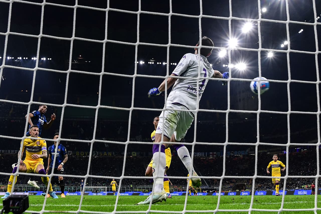 Lucas Torreira adelantó a la Fiorentina, pero neerlandés Denzel Dumfries le dio el empate al Inter.