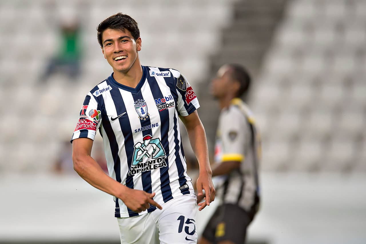 Rápidamente, en la temporada 2013/2014, el mediocampista debutó con el primer equipo de los Tuzos.