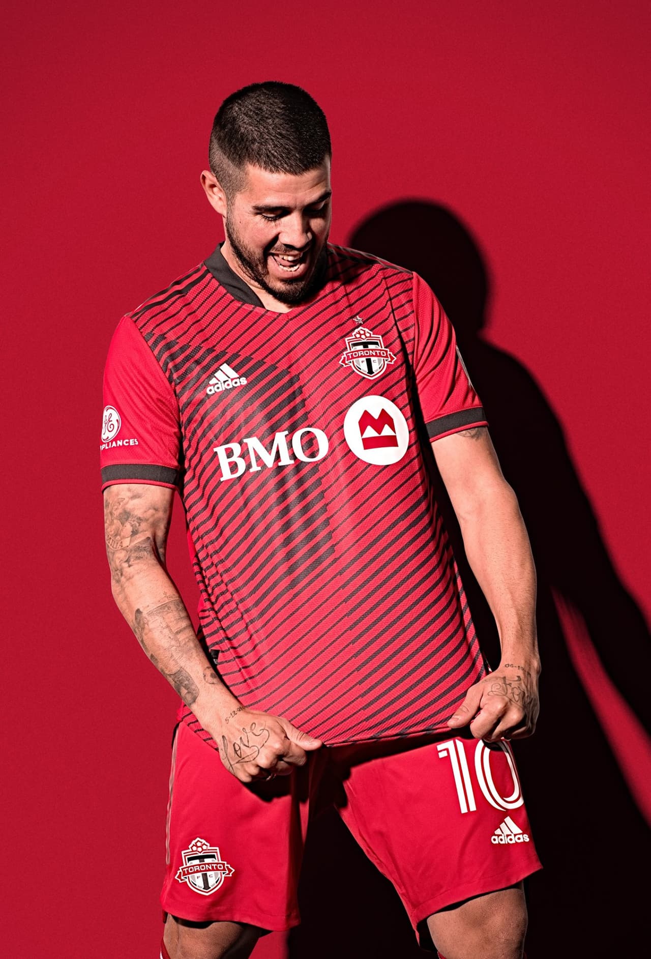 Toronto FC trae al mercado una variación sobre el tradicional uniforme titular de Toronto FC.