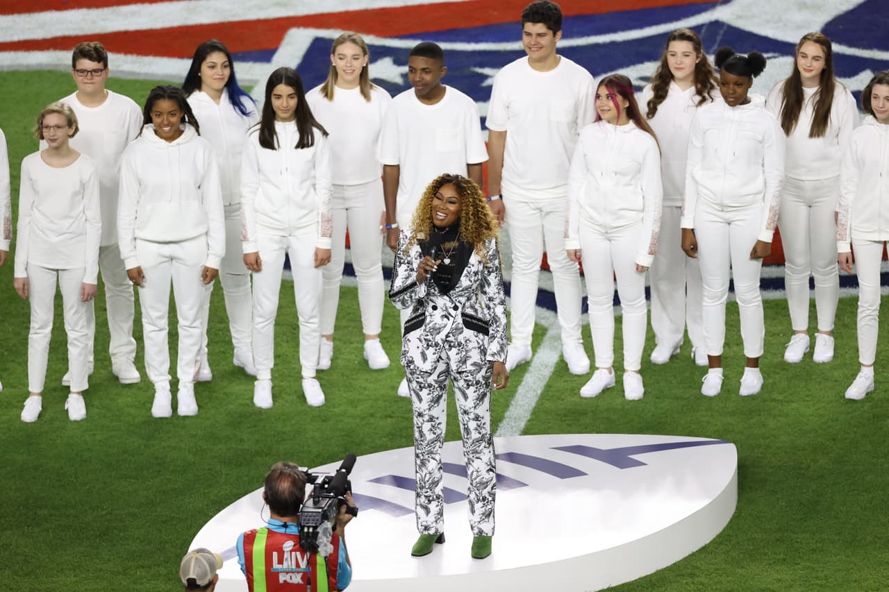Minutos antes y tras la entrada de los equipos al campo de juego, la célebre cantautora Yolanda Adams interpretó con maestría 'America the beautiful'.