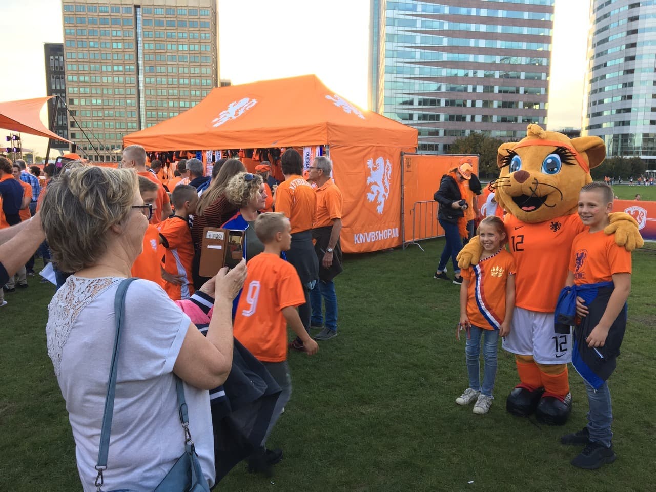 Desde muy temprano los aficionados llegaron al Johan Cruyff Arena, en Amsterdam, para vivir un partido que ilusionaba.