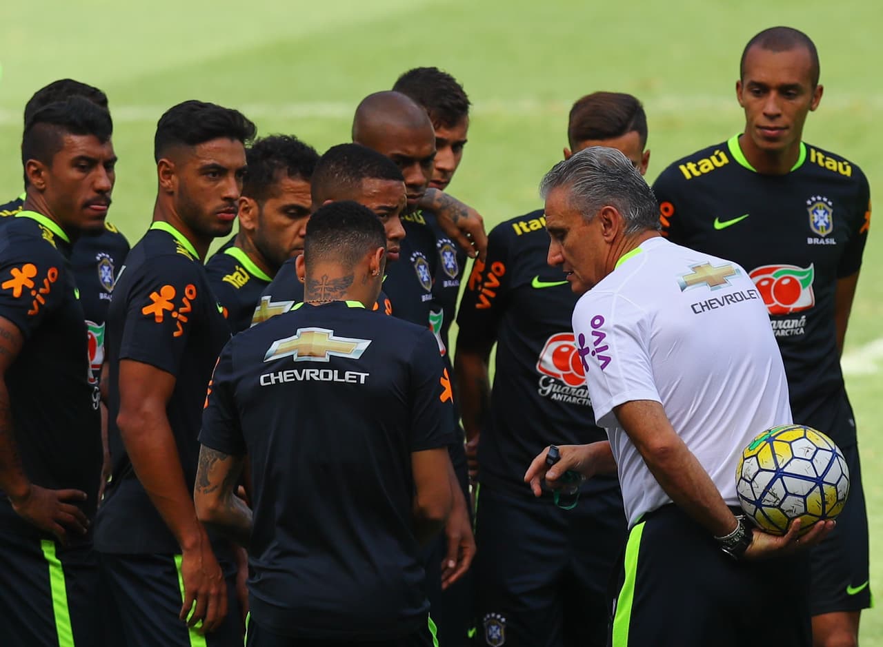 BELO HORIZONTE, BRAZIL - NOVEMBER 09: Brazil's national team coach Tite (R) speaks with Neymar (B) during a training session at Mineirao Stadium on November 9, 2016 in Belo Horizonte, Brazil. (Photo by Buda Mendes/Getty Images)