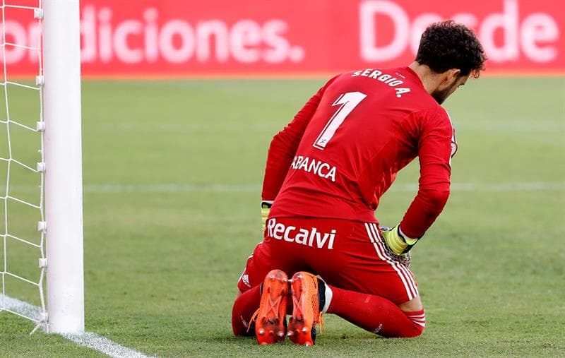 Sergio Álvarez fue el gran perjudicado de la jornada, impotente para detener la embestida del local en el estadio Ramón Sánchez Pizjuan.