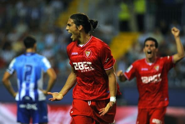 Y el uruguayo Martín Cáceres consiguió su primer tanto con el Sevilla, que con esto derrotó 2-1 al Málaga.