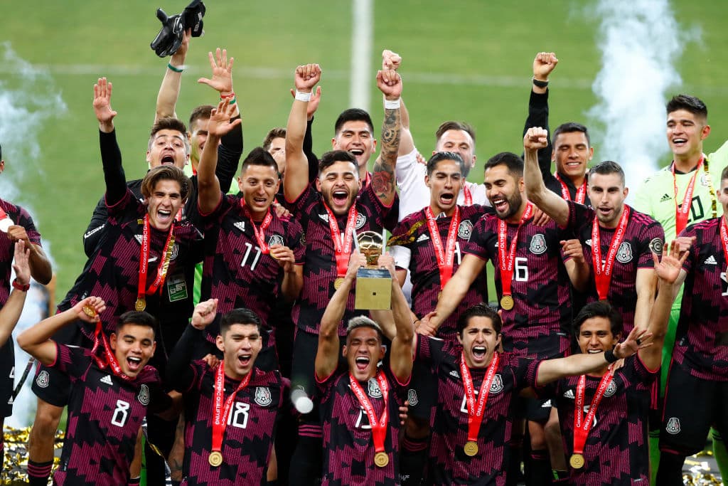 México celebra en el EStadio su Jalisco su tercer título al hilo del Preolímpico masculino, Alexis Vega recibió el Balón de Oro al mejor jugador del troneo y Sebastián Córdova se quedó con la bota de oro luego de quedar como campeón de goleo del certamen.