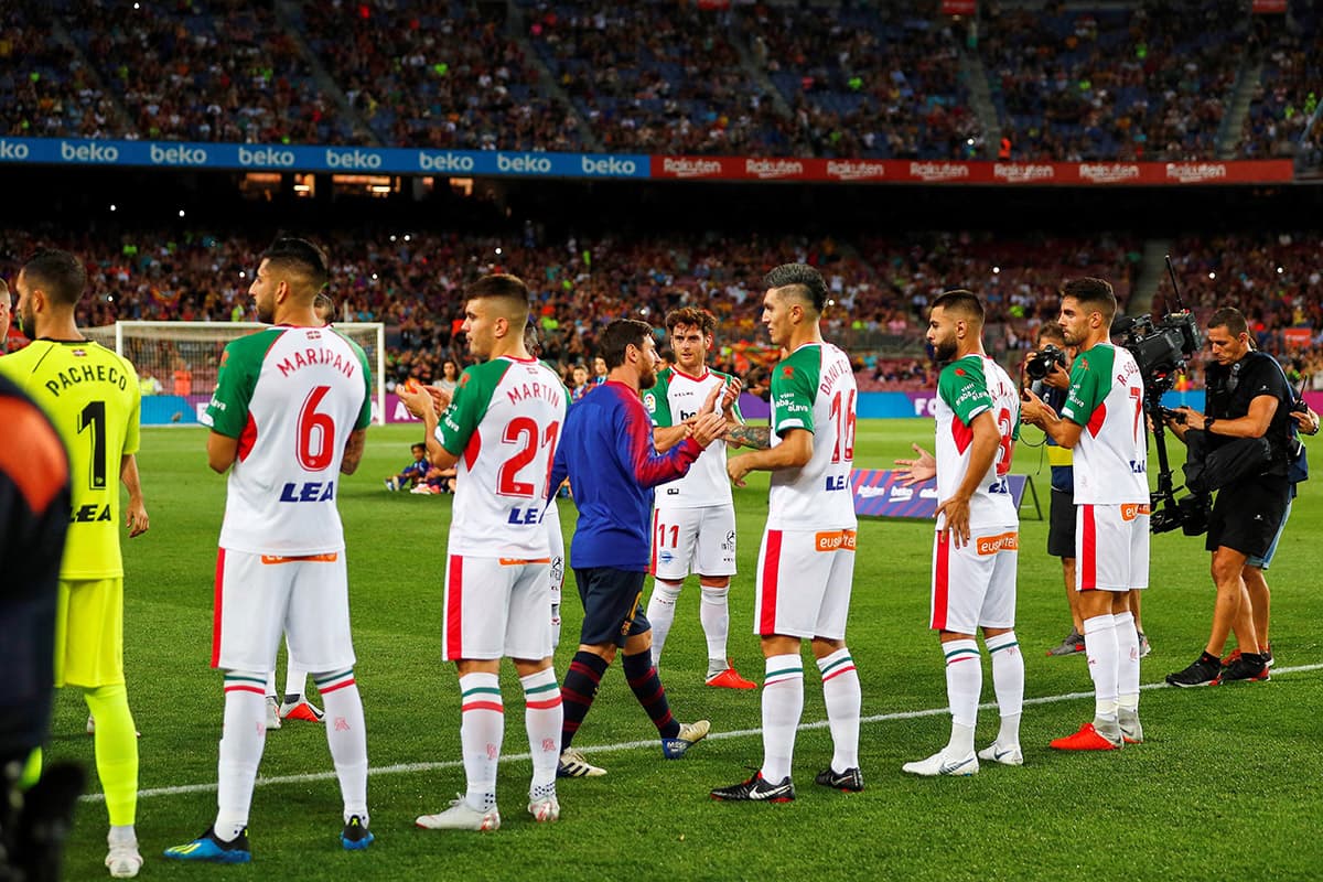 Antes del juego los jugadores del Deportivo Alavés hicieron el pasillo al Barcelona por la obtención de la Supercopa de España.