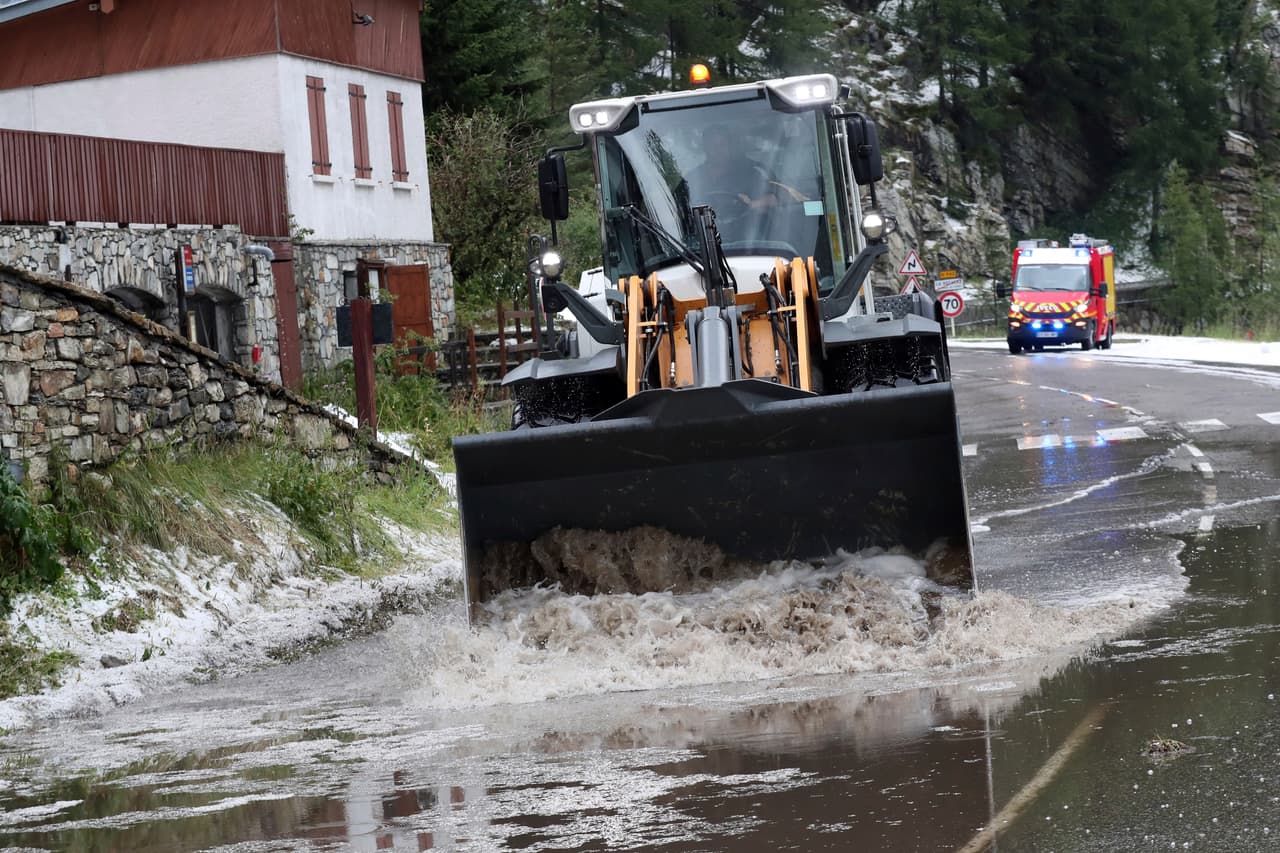 A causa de la granizada se detiene el Tour de Francia.