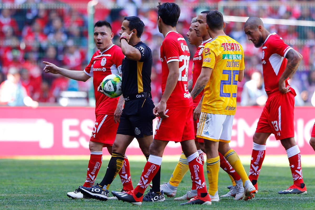 El árbitro Jorge Rojas convalidó el gol tras la revisión del VAR, ya que el balón ingresó de picabarra traspasando la línea de meta.