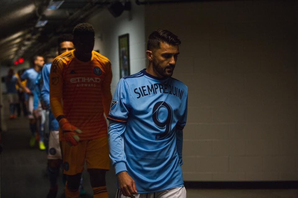 David Villa entró a la cancha de Sporting Kansas City con una camiseta que homenajeó al recientemente fallecido Enrique Castro 'Quini', uno de los mayores goleadores en la historia del fútbol de España y mentor del 'Guaje' en su carrera. (New York City FC)