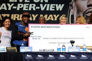 Floyd Mayweather Jr. apoya la lucha contra el cáncer de mama.