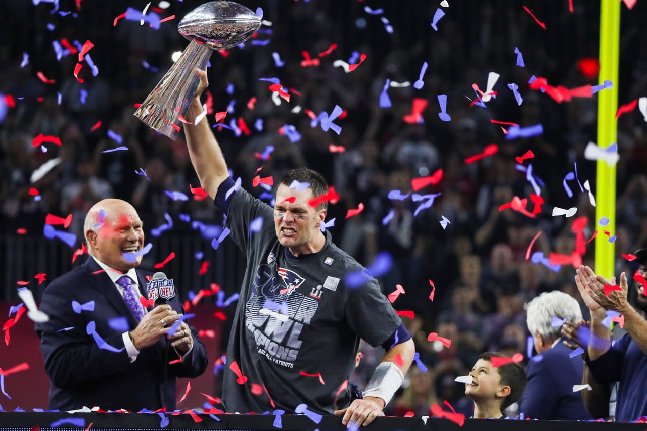 El legendario quarterback tuvo una actuación para la historia y se echó a hombros a los Patriots para vencer 34-28 a Atlanta en tiempo extra para obtener el quinto trofeo Vince Lombardi para el equipo de Nueva Inglaterra.
