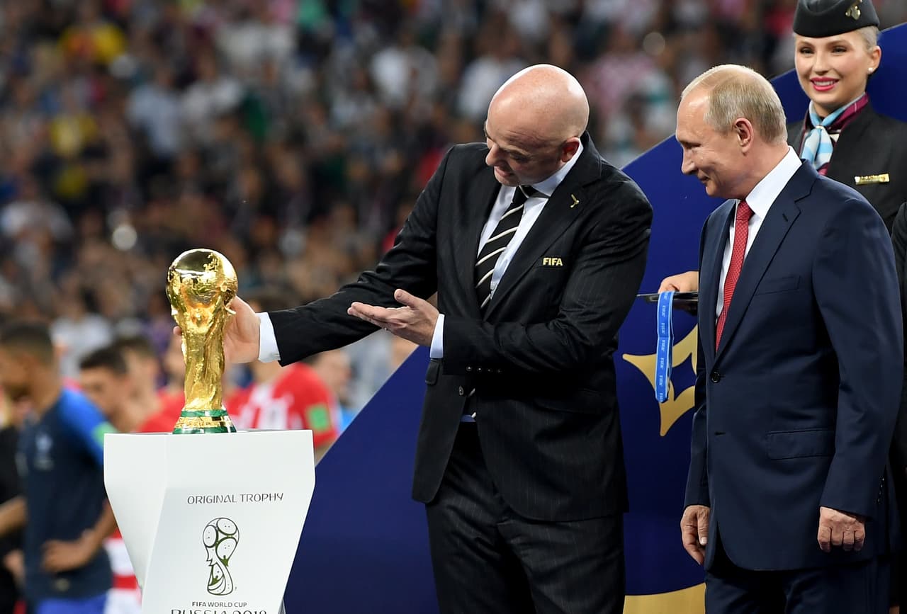Gianni Infantino le presentó el máximo trofeo del fútbol instantes previos a la entrega oficial para la campeona Francia.