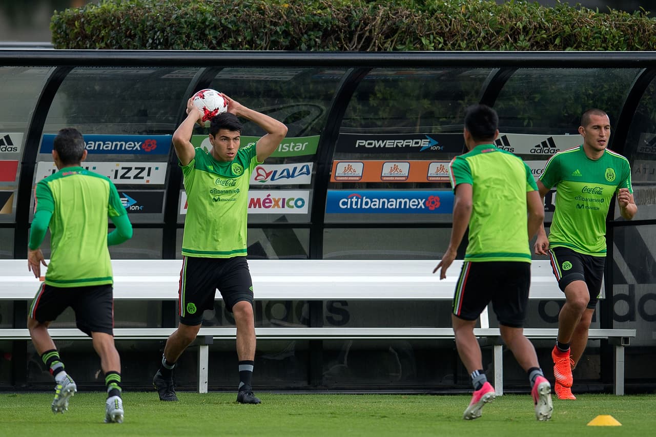 Los jugadores realizaron trabajos con balón para afinar las sensaciones de quiénes deben ser los elegidos.
