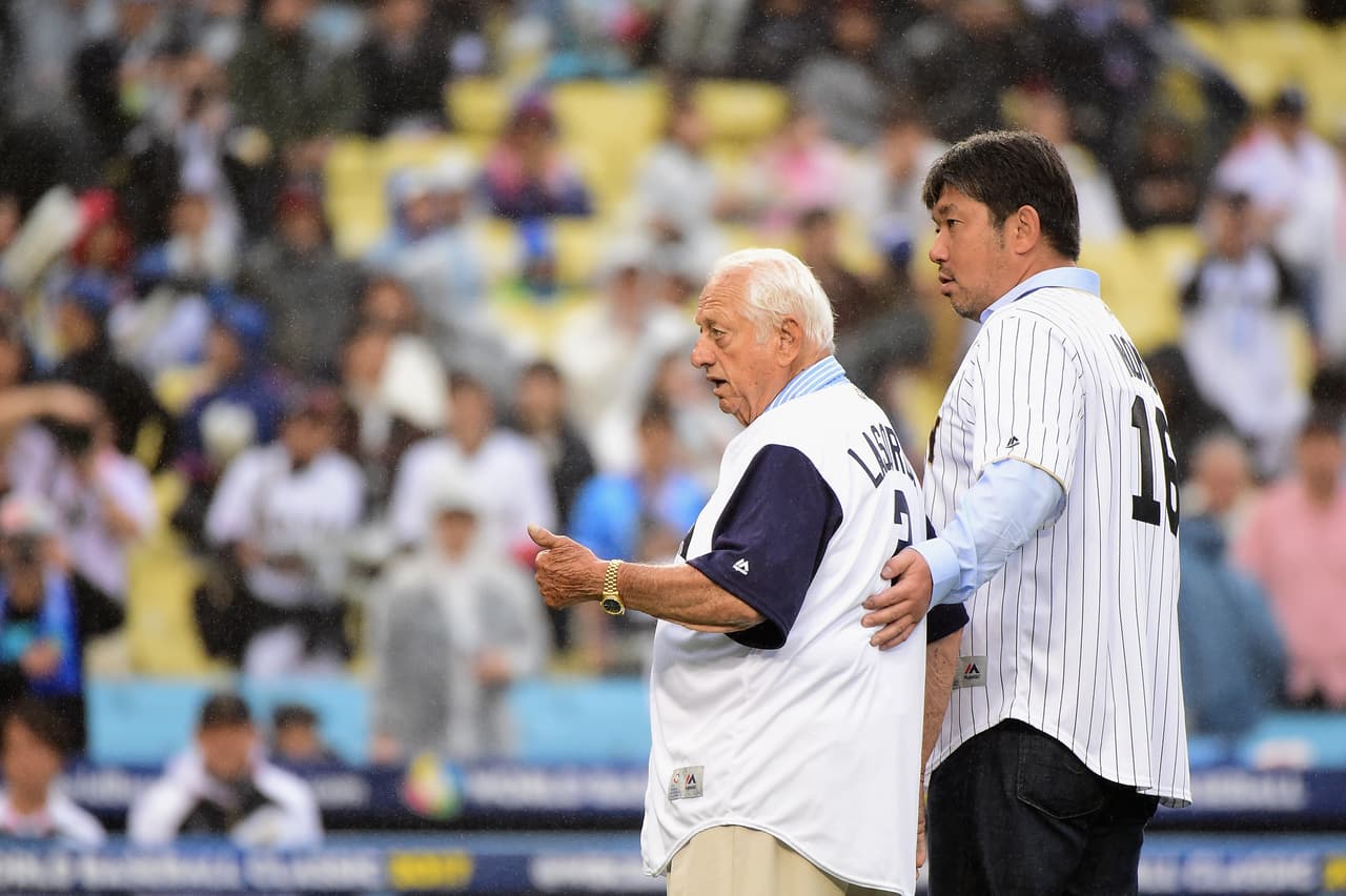 Hideo Nomo y Tommy Lasorda en el montículo, después de lanzar la primera bola del partido.