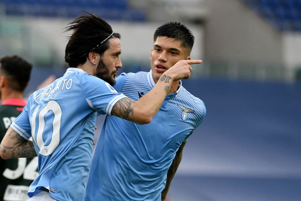 Lazio rescató el triunfo ante el discreto Crotone en los últimos minutos. Milinkovic-Savic (14’), Romero (39’) y Caicedo (84’) marcaron por los de Inzaghi; Simeon Nwankwo (29’, 50’) hizo los tantos para los que se acerca a buen a paso al descenso. Lazio y Crotone llegaron a 46 y 15 unidades, respectivamente.