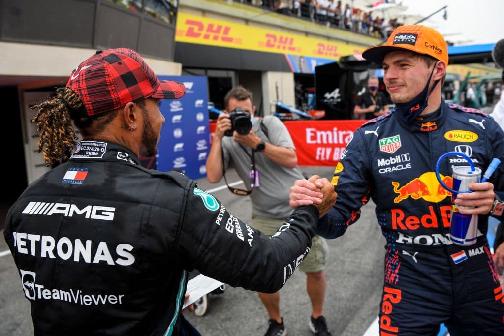 Max Verstappen se adueñó del circuito con la primer plaza, Lewis Hamilton le pisó los talones al holandés y se quedó en la segunda plaza, Bottas protegerá a su compañero desde la tercer plaza y Sergio Pérez buscará revasar a los mercedes desde la cuarta posición.