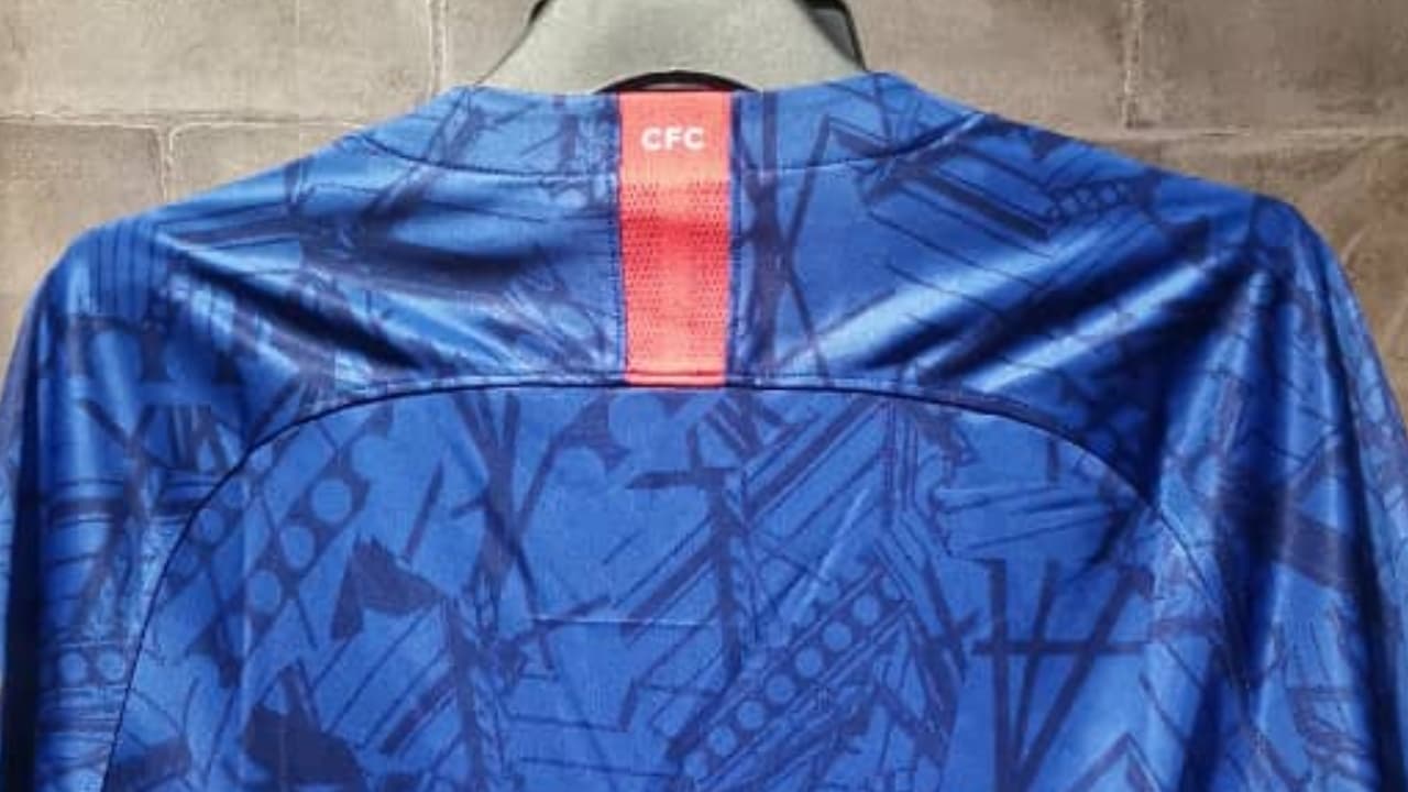 Aunque aún no es oficial, los portales especializados en playeras futboleras aseguran que estas serán las nuevas prendas del Chelsea para la temporada 2019/20. Sin duda, la local es mucho más arriesgada que la actual con motivos que evocan la estructura de Stamford Bridge, mientras que la segunda es mucho más sobria.